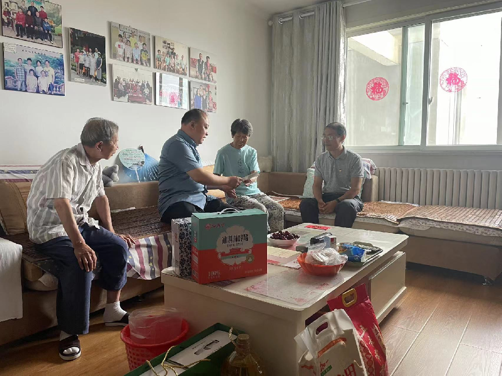 走访慰问老党员