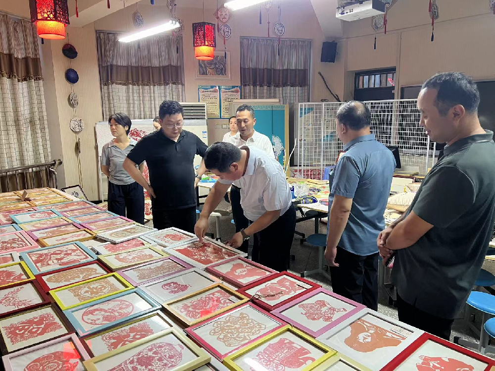 慰问教育一线教师